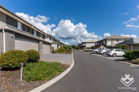 Modern 3-Bedroom Townhouse with Pool & Gym Access. Ideal Location! - Photo 5