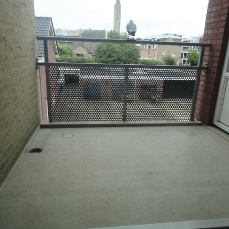 Goed onderhouden gerenoveerd appartement met 2 slaapkamers, badkamer en een garage in het centrum van Brunssum. op slechts 2,5 kilometer van J.F.C.H.Q. NATO Brunssum. - Photo 1