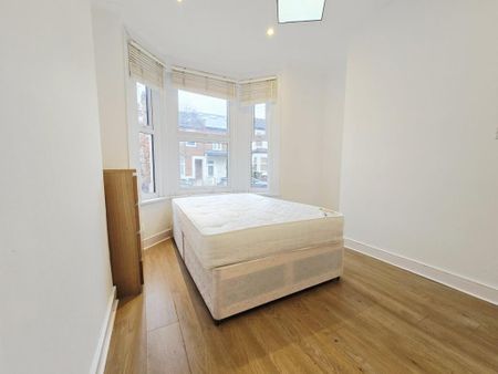 4 bedroom flat to rent - Photo 5
