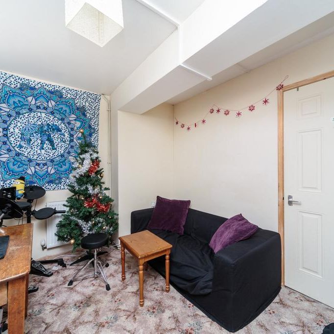 4 bedroom semi-detached house to rent - Photo 1