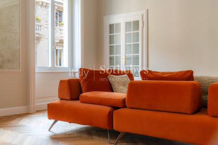 Elegant renovated apartment in a period building - Photo 2