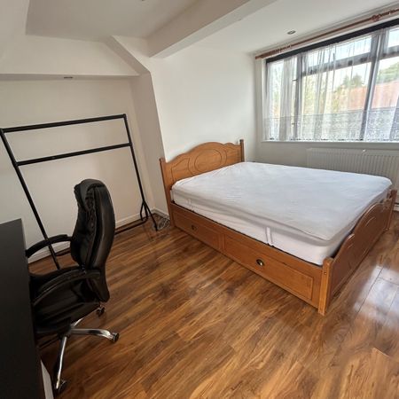 Church Rise, Chessington - Photo 4