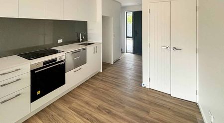 Near-New & Easy-Care - Photo 5