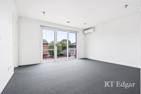 Stylish & Sunlit Townhouse in Prime Preston Location - Photo 2