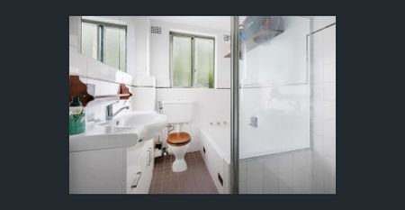 Space, Light and Privacy with a Leafy Outlook - Photo 3