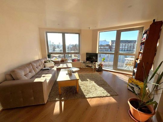 Available 5th Jan | Parking included! | Viewing recommended! | Furnished Two Double Bedroom Apartment | Private Balcony with City views | Located on the 4th floor The Quartz Development - Photo 1