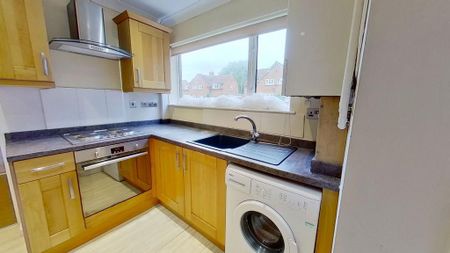 4 bedroom semi-detached house to rent - Photo 3