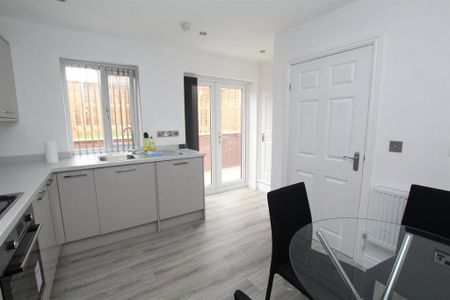 3 bedroom semi-detached house to rent - Photo 5