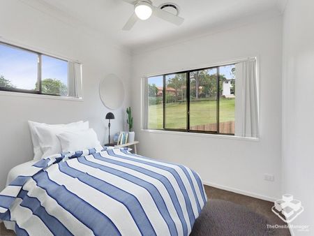 LUXURY 3 BEDROOM TOWNHOUSE DUCTED A/C THROUGHOUT! - Photo 4