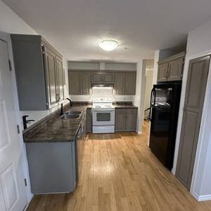 Upper Suite Central Nanaimo - 3 bed/1 bath - Photo 2