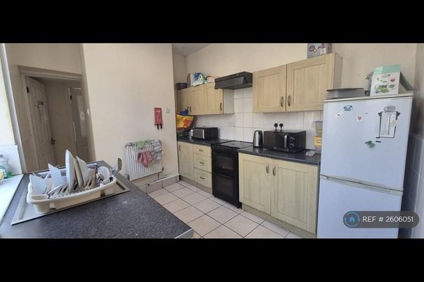 1 bedroom in a house share to rent - Photo 1