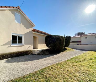 Location Maison 4 pièces 101m² ST GENIS LAVAL 69230 - Photo 3