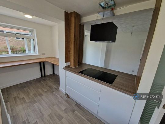 3 bedroom semi-detached house to rent - Photo 1