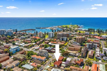Elegant Fully Furnished Art Deco Apartment in the Heart of Wollongong - Photo 3