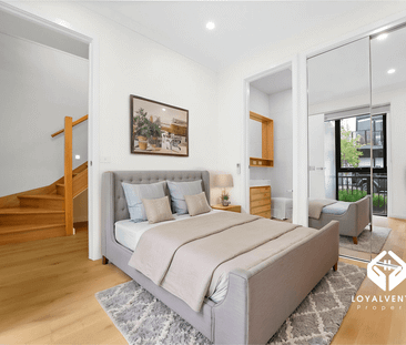 Newly Renovated ! Stylish City-Edge Townhouse Living - Photo 4