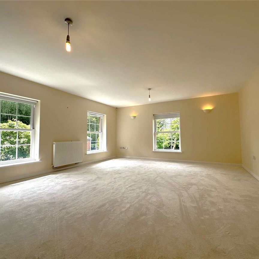 An attractive, well-located first floor apartment with allocated parking and communal grounds. - Photo 1