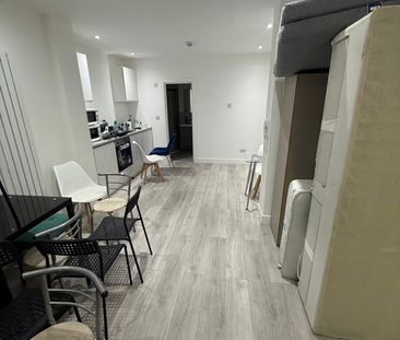 5 Bed Semi-Detached House, Hill House Road, SW16 - Photo 1