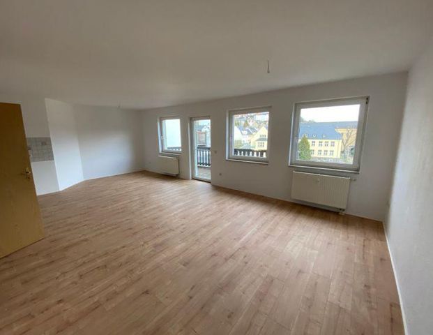 Exklusive 3-R-Dachgeschosswohnung zentrumsnah mit Aufzug und Balkon!! - Foto 1