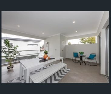 Spacious Apartment in Prime Belmont Location - Photo 5