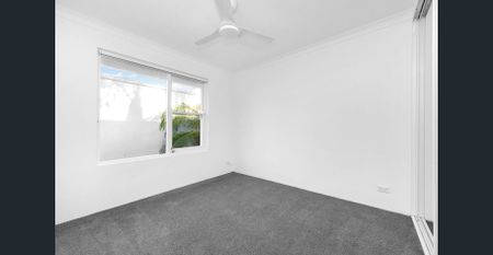 Renovated Modern 2 Bedroom Apartment opposite Malabar Beach - Photo 3