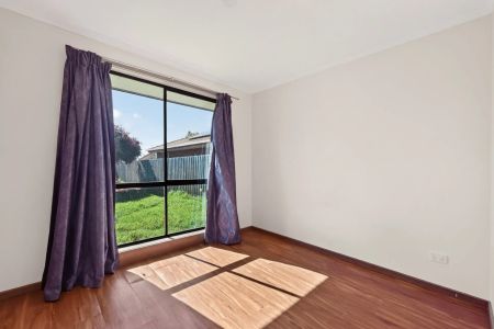Family home on large 724m2 block with garage rear access and large outdoor entertaining area! - Photo 3
