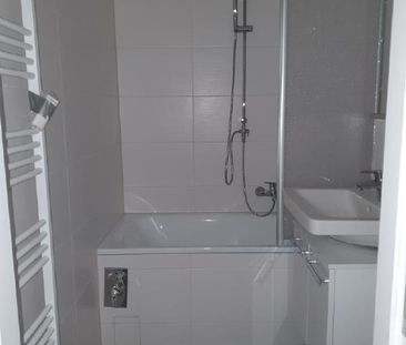 Erstbezug nach Sanierung - Kleine Dreiraumwohnung mit Balkon - Photo 1