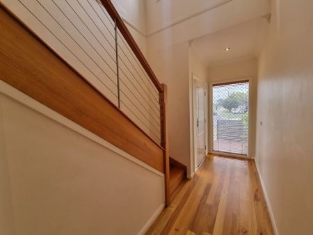 Modern & Spacious Townhouse - Photo 4