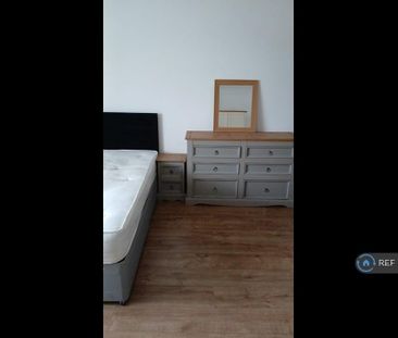 1 bedroom in a flat share to rent - Photo 4