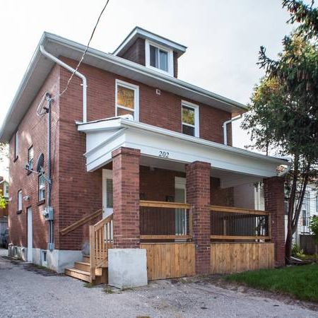 2 bed 1 bath Apartment Recently Renovated Central Oshawa - Photo 1