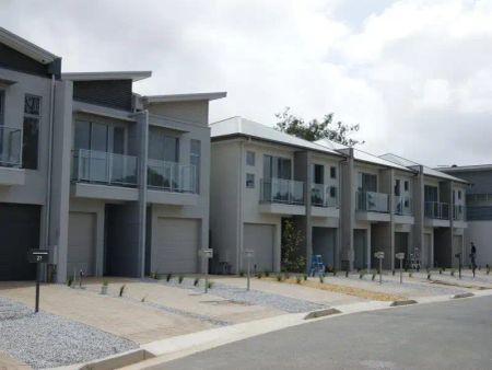 “Stunning Townhouse” - Photo 4