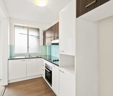 Stylish & Renovated Two-Bedroom Apartment in Prime Location - Photo 3