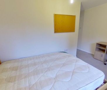 4 bedroom semi-detached house to rent - Photo 4