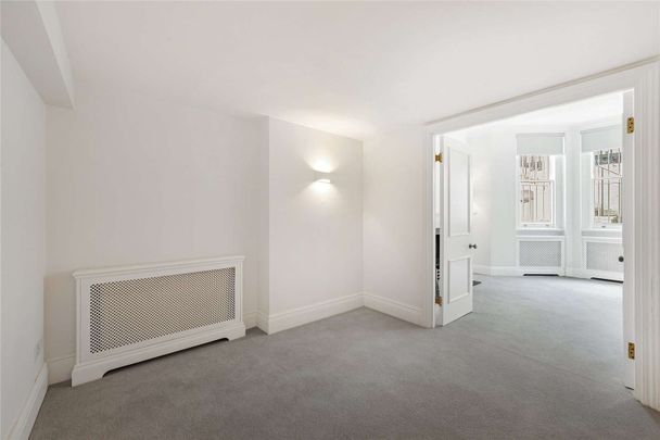 This is a charming and spacious studio flat in the heart of South Kensington. - Photo 1