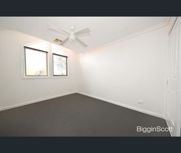 2/9 Johnson Drive, Glen Waverley, Vic 3150 - Photo 4