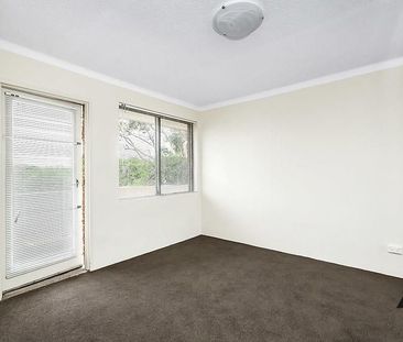 Spacious Renovated Apartment - Photo 4