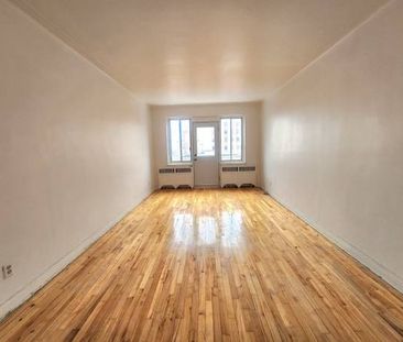 ** Because You Deserve a Home: Top Floor 4 1/2 Near Cote-des-Neiges Me - Photo 1