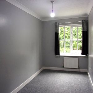 Spacious 2-Bedroom Flat in Tranquil Caterham - Photo 2