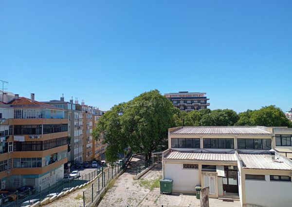 Arrenda-se apartamento de 4 assoalhadas em Almada