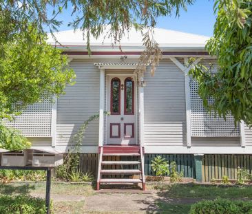 Character Home Divided into Flats in the Heart of Woolloongabba - Photo 1