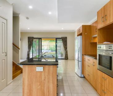 “Charming 3 Bedroom Townhouse in the Heart of West End!” - Photo 2