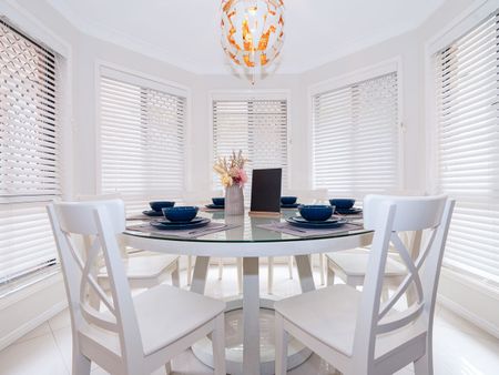 Spacious 5-Bedroom Family Home with furniture in Prime Carindale Location - Photo 5