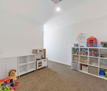 Water views! Waterfront town house in Greenway's Shoreline Villas - Photo 2