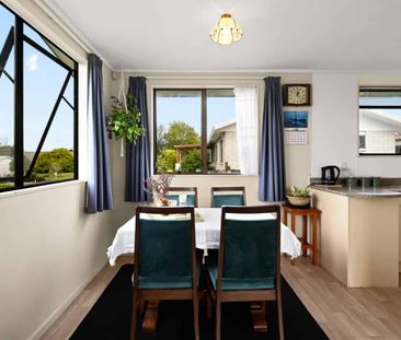 Spacious Three-Bedroom Home with Double Garage - Photo 3