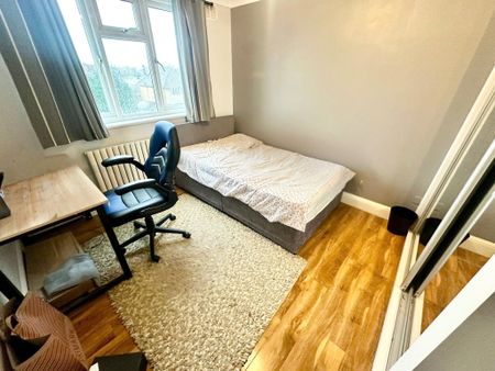 Castle Lane East, Bournemouth - Photo 2