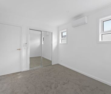 Executive Living Close to Everything - Photo 2