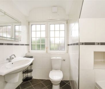 A truly stunning two-bedroom top floor apartment, situated in the highly sought-after Duchy area of Harrogate, offering spacious living accommodation and finished to an exceptional standard throughout. - Photo 4