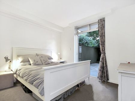 Spacious one bedroom with large courtyard - Photo 2