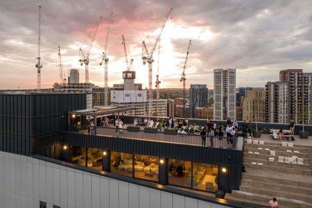 Discover a fully furnished premium plus space studio with access to a state-of-the-art gym, wellness studio, rooftop terrace with 360-degree views and multiple workspaces. - Photo 3