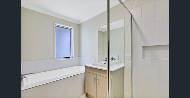Modern, Spacious, 4 Bed + Media + Ducted Air Con - Photo 1
