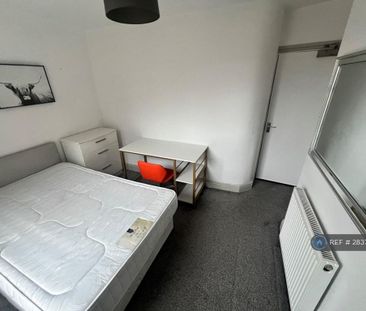 1 bedroom in a house share to rent - Photo 2